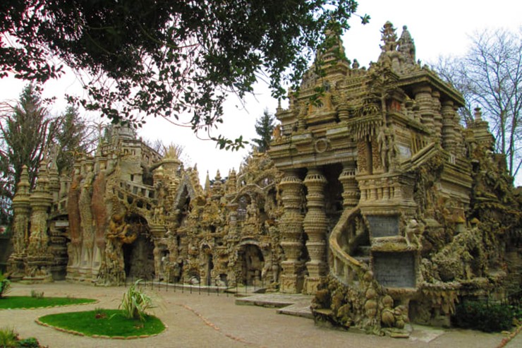 Le Palais Idéal (Pháp): Đây là một công trình kiến trúc siêu thực kỳ lạ được xây dựng bởi chỉ một người: người đưa thư tên là Joseph Ferdinand Cheval. Cheval đã thu thập những viên đá và xây dựng một lâu đài, điều mà ông ta đã mơ ước từ lâu. Ông phải mất 33 năm mới hoàn thành được lâu đài vào năm 1912.
