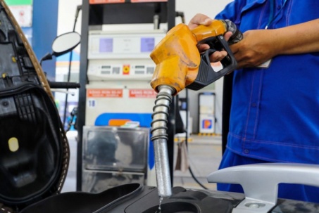 Giá xăng dầu hôm nay 14/12: Tiếp tục giao dịch ở mức thấp, giá xăng tại Việt Nam chiều nay ra sao?