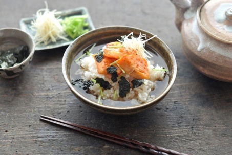 Kiểu ăn cơm kỳ lạ này của người Nhật khiến du khách tròn mắt ngạc nhiên