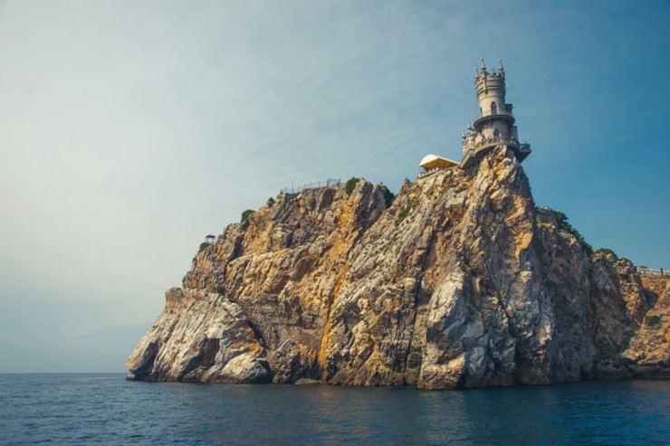 Tổ Én (Crimea): Việc xây dựng lâu đài gần rìa vách đá là điều khá phổ biến, nhưng ít lâu đài trông bấp bênh như Tổ&nbsp;Én ở Crimea, nhô ra phía Biển Đen. Nền của lâu đài tương đối nhỏ này có chiều dài chỉ 20m và chiều rộng 10m vượt ra ngoài rìa của vách đá hiểm trở cao 40m. Nó từng chỉ là một công trình kiến trúc bằng gỗ và tòa nhà bằng đá hiện tại có niên đại từ năm 1911, hiện có một nhà hàng tại đây.
