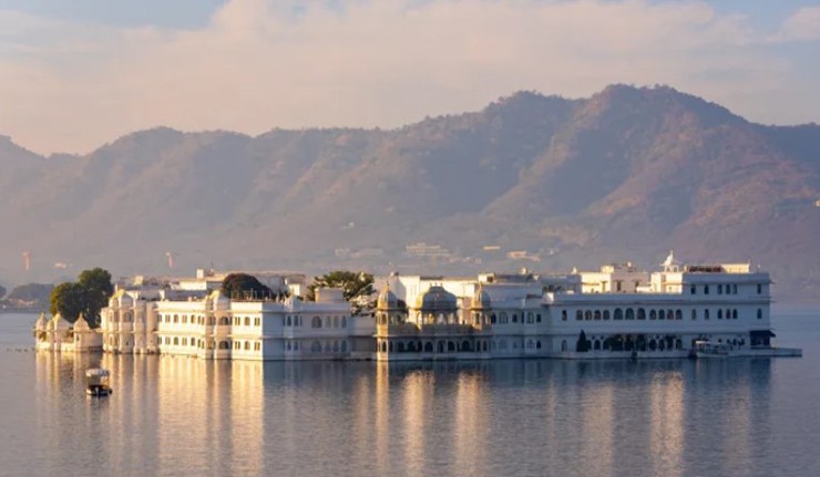 Cung điện hồ Taj (Ấn Độ): Đây là một khách sạn được chuyển thành nơi ở của hoàng gia, trông như thể nó đang trôi nổi một cách kỳ diệu trên hồ&nbsp;Pichola. Tòa nhà bằng đá cẩm thạch trắng được xây dựng vào giữa thế kỷ 18 như một ngôi nhà mùa hè cho gia đình hoàng gia Mewar.&nbsp;
