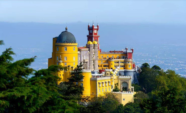 Cung điện Pena, Sintra (Bồ Đào Nha):&nbsp;Lâu đài đầy màu sắc nằm cao trên những ngọn đồi phía trên thị trấn Sintra được xây dựng vào năm 1854. Lâu đài cũng được bao quanh bởi một khu rừng rộng lớn với các loài thực vật từ khắp nơi trên thế giới.
