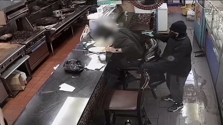 Mỹ: Bất ngờ nguyên nhân người đàn ông bỗng nhiên bị bắn vào đầu khi ăn tối ở nhà hàng - 1