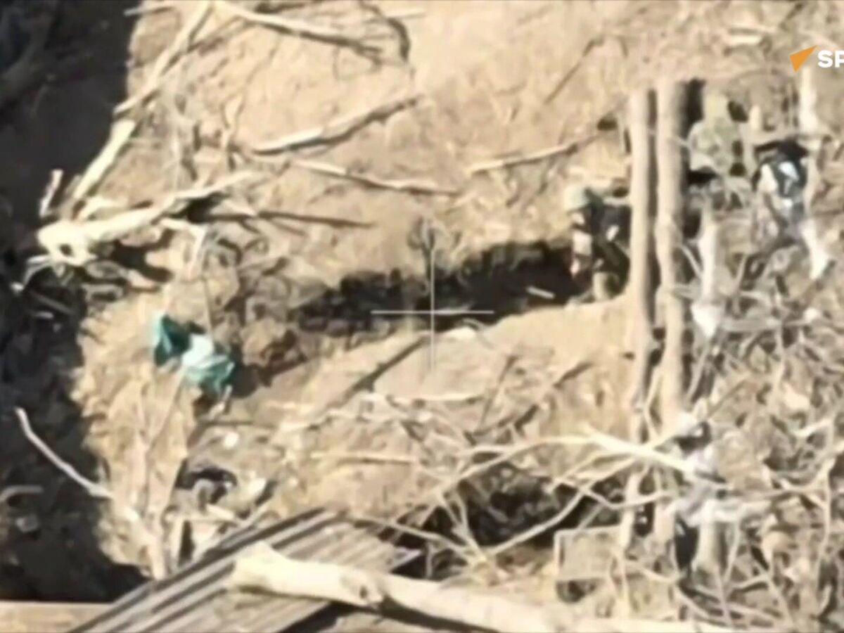Video: Binh sĩ Ukraine vừa lộ diện ở chiến hào, UAV FPV đâm thẳng tới nổ tung - 1