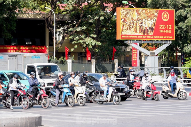 Đã giữa tháng 12, nhiệt độ Hà Nội trung bình trong ngày từ 25 - 29 độ C, cao nhất có nơi trên 30 độ C.