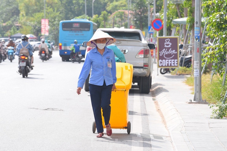 Người lao động trên đường đều cảm nhận được sự khó chịu của thời tiết nắng nóng giữa mùa đông.