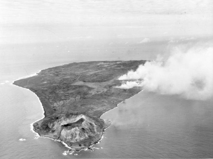 Đảo Iwo Jima trong ngày thứ hai bị Hải quân và Không quân Mỹ oanh tạc vào tháng 2/1945. Ảnh: Getty