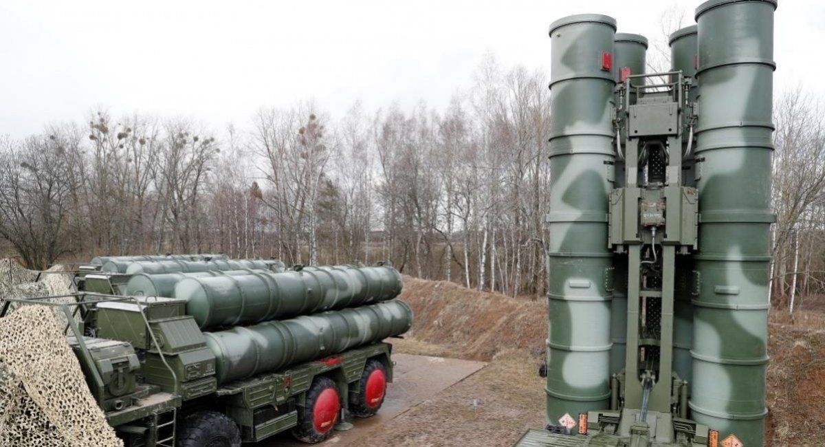 Bệ phóng tên lửa phòng không S-400 của Nga.