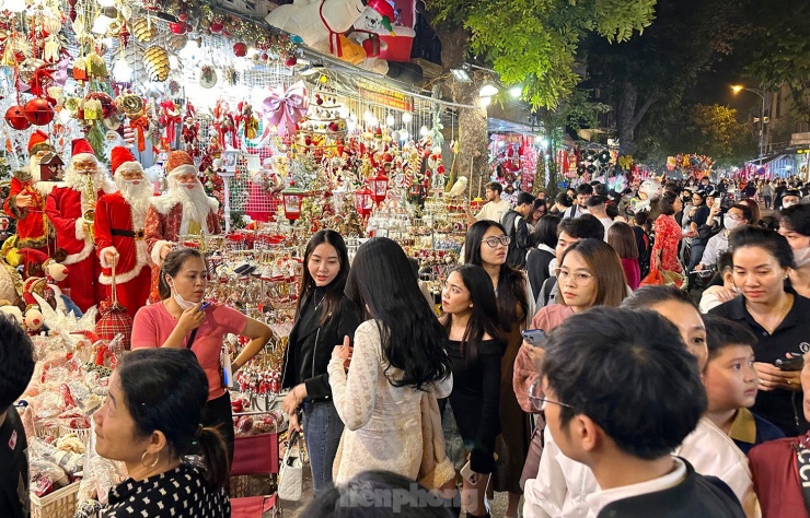 Càng cận kề Giáng sinh, phố Hàng Mã càng trở nên đông đúc, nhộn nhịp. Các bạn trẻ cũng tranh thủ khoác lên mình những bộ đồ xinh xắn để tranh thủ check in, lưu giữ những cảnh tượng đẹp đẽ, lung linh.