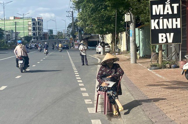 Người bán vé số dạo tràn xuống đường trước giờ xổ số với hy vọng bán hết vé số