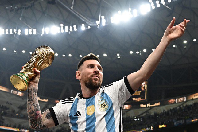 Áo Messi mặc ở World Cup 2022 có giá gần 200 tỷ, suýt lập kỷ lục thế giới - 2