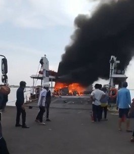 Thanh niên đổ xăng đốt xe trên phà khiến hàng loạt xe máy cháy rụi - 1