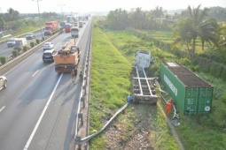 Xe đầu kéo nổ lốp tông sập hàng rào cao tốc rồi lao xuống vệ đường