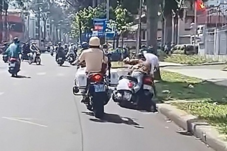 Tin tức 24h qua: CSGT dùng chân đạp ngã người đi xe máy bị đình chỉ công tác