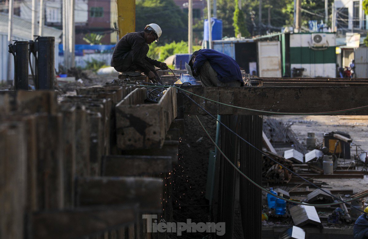 Công nhân đang hàn các lớp kết cấu thép tường vây.