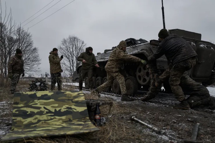 Binh sĩ Ukraine sửa chữa một xe bọc thép BMP-1 ở Avdiivka vào ngày 7/12/2023.