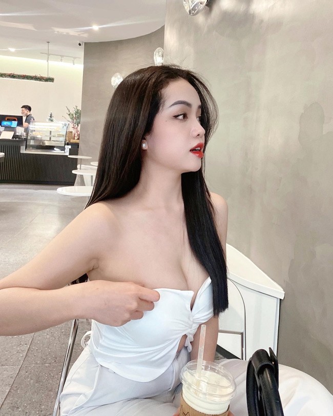 Ở tuổi 24, hot girl phố núi gây ấn tượng bởi dung nhan xinh đẹp, gương mặt thanh tú.&nbsp;
