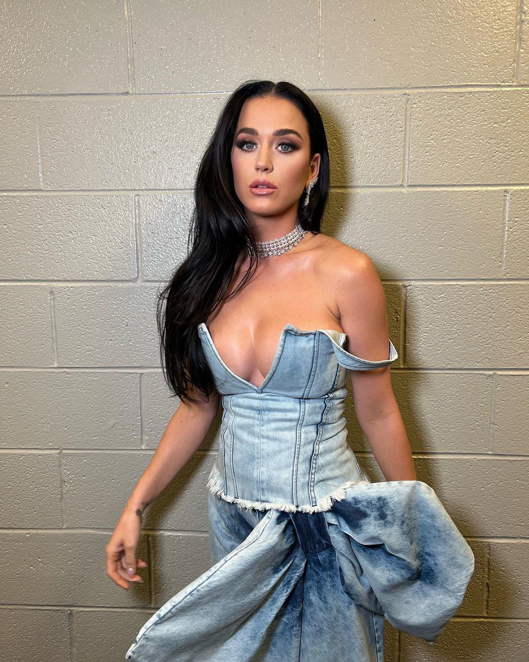 Katy Perry gây chú ý với thông tin đến Việt Nam biểu diễn.