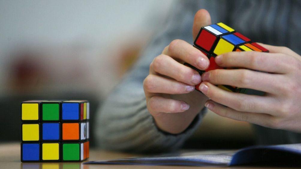 Bé gái 6 tuổi lập kỉ lục thế giới mới dành cho nữ khi giải được khối rubik trong chưa đầy 6 giây - 1