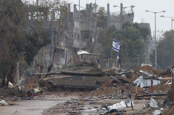 Xe tăng Israel chắn ngang một con đường ở Dải Gaza trong cuộc xung đột với Hamas. Ảnh: GettyImages