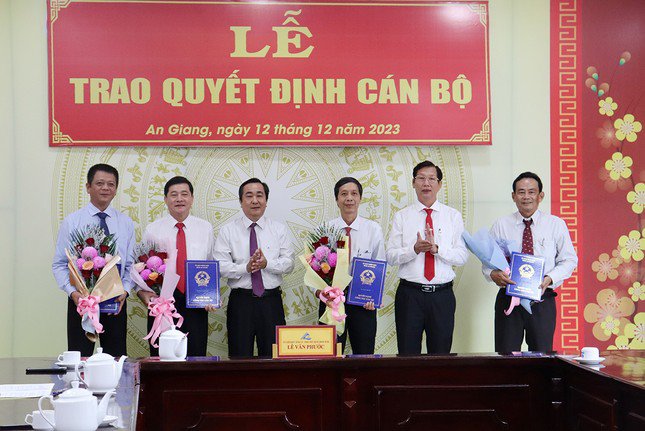 Các cán bộ nhận quyết định