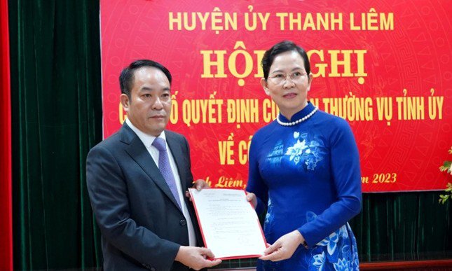 Trao quyết định cho ông Hoàng Mạnh Dũng.