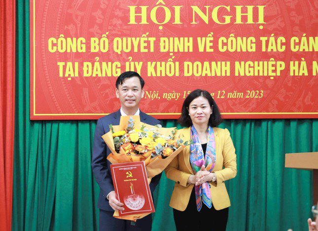 Phó Bí thư Thường trực Thành ủy Hà Nội Nguyễn Thị Tuyến chúc mừng ông Lương Mạnh Sơn được chuẩn y giữ chức Phó Bí thư Đảng ủy Khối doanh nghiệp Hà Nội.