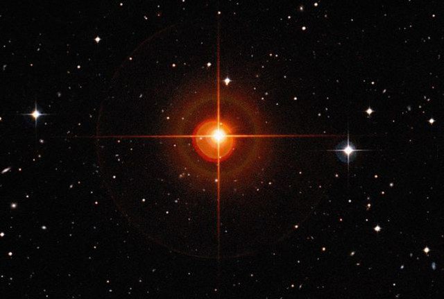 Kinh hoàng: Lỗ đen ký sinh khoét rỗng nhiều thiên thể - 1