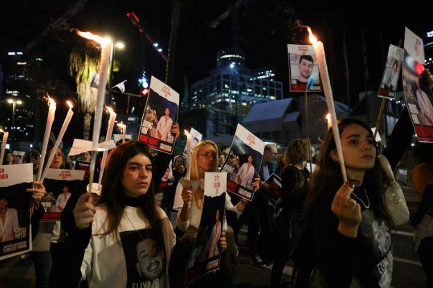 Người biểu tình tại thủ đô Tel Aviv (Israel) ngày 15-12 sau khi quân đội Israel bắn nhầm 3 con tin người Israel. Ảnh: Reuters