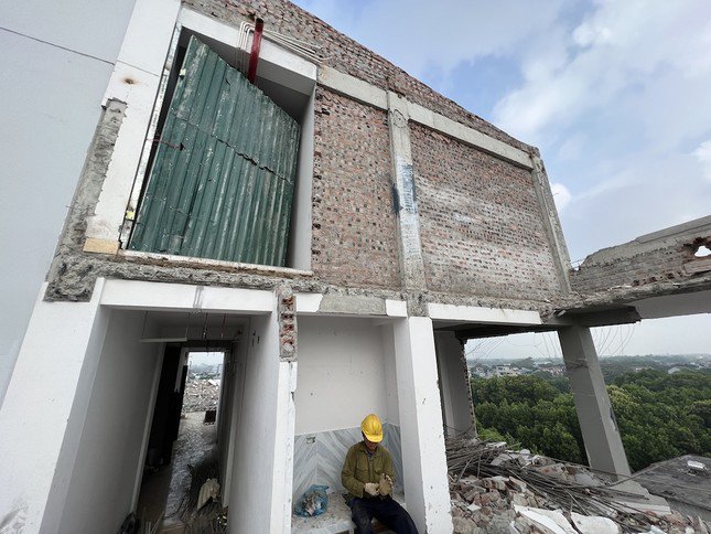 Theo ông Quang, quá trình tháo dỡ cũng phát sinh khó khăn, do chủ đầu tư đã đầu tư vay ngân hàng để xây dựng, vốn cạn kiệt nay lại tiếp tục tìm nguồn để tự phá dỡ. Khó khăn thứ hai là công trình cao tầng, một phía tiếp giáp với nhà dân. Do đó, phải làm vành đai bảo hiểm, mỗi khi phá dỡ đều phải có người đứng bên ngoài đỡ, đảm bảo an toàn tuyệt đối trong quá trình thi công. "Tại buổi đối thoại trước đó với chủ đầu tư, chúng tôi đã cho chủ đầu tư ký cam kết, trong đó yêu cầu hết tháng 12 phải xử lý xong công trình", ông Quang nói.