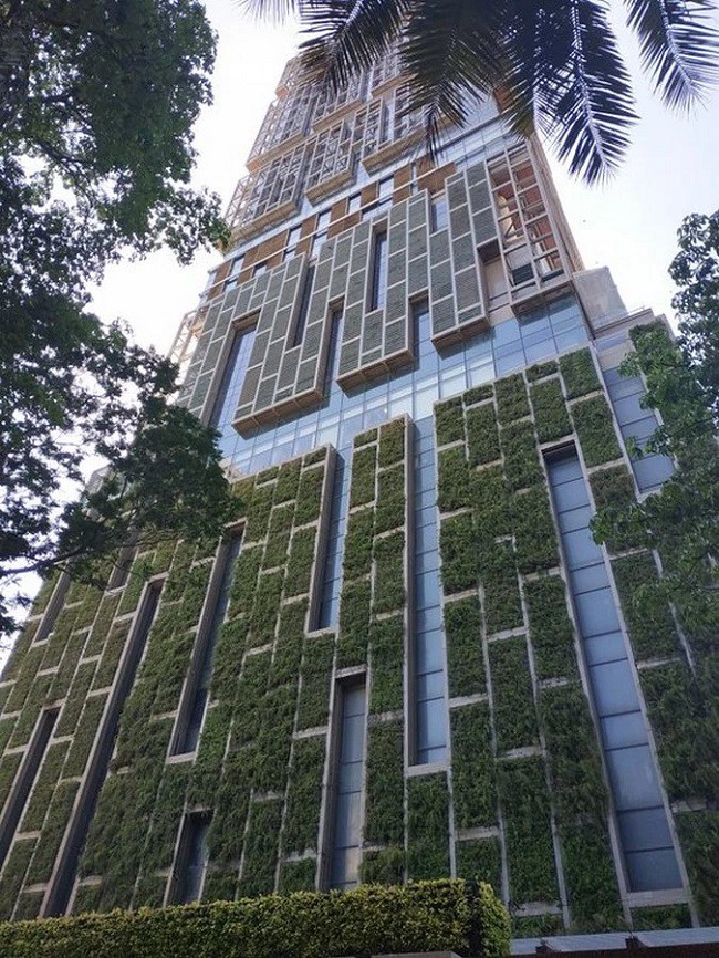 Antilia được dựng trên khu đất rộng hơn 37.000m2, với diện tích mặt sàn lên đến 4532m2, đây là bất động sản giá trị chỉ sau Cung điện Buckingham của Anh.
