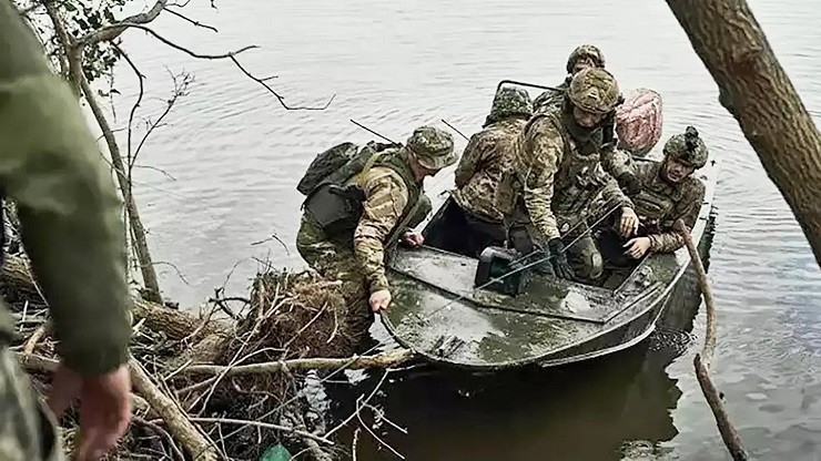 Báo Mỹ: Lính thủy đánh bộ Ukraine nói sự thật về cuộc vượt sông Dnipro - 1