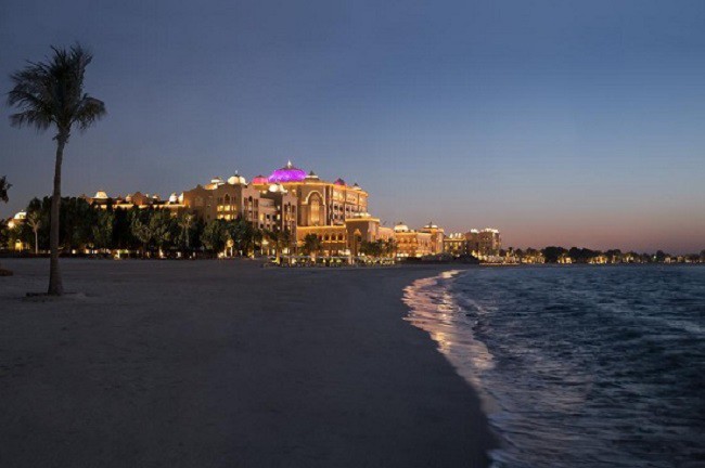 Ngoài ra, Emirates Palace còn có bãi biển riêng tuyệt đẹp trải dài trên diện tích 1,3 km; sân bay riêng có thể đậu một lúc 2 máy bay trực thăng,…
