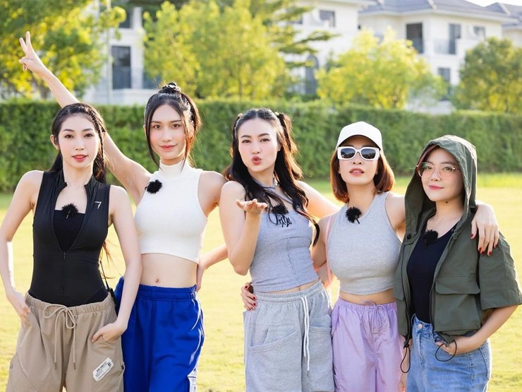 Team Ninh Dương Lan Ngọc tạo sự đồng nhất với quần ống rộng và áo croptop.
