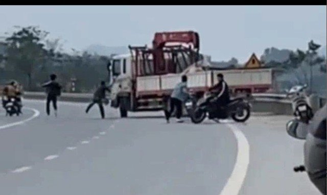 VIDEO: Nhóm thanh niên cầm hung khí chặn đập phá xe ôtô trên quốc lộ - 1