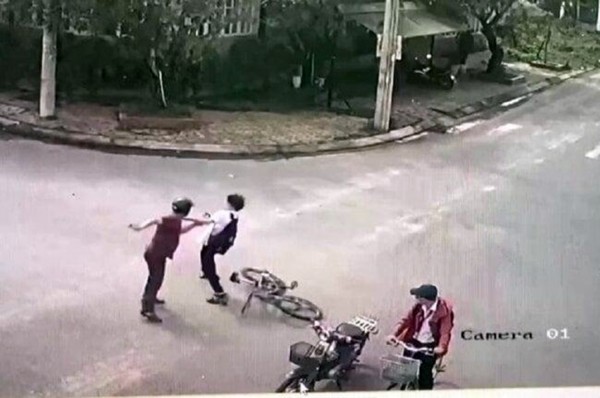 Bắt tạm giam người cha đánh bạn học của con nhập viện - 1