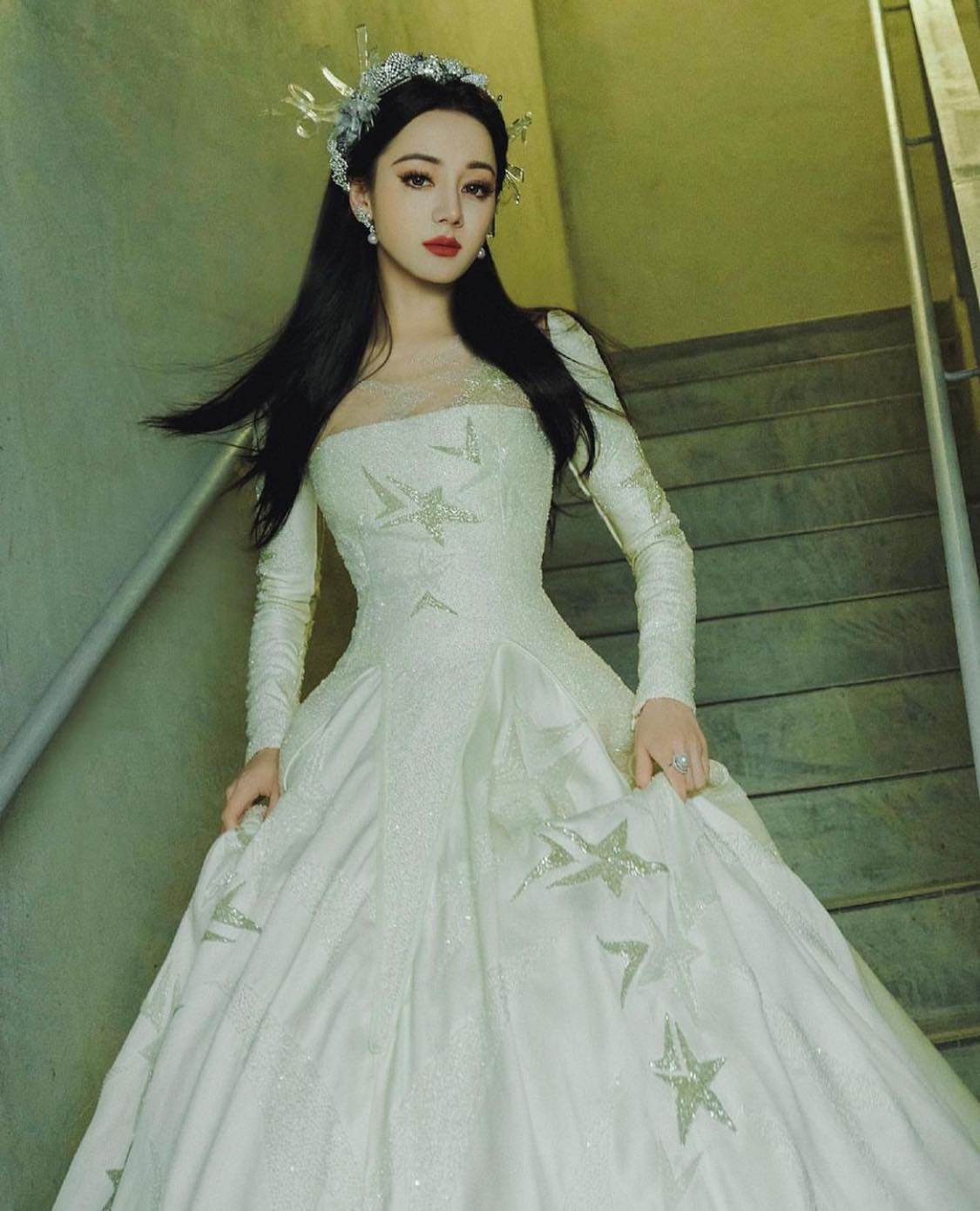 Nữ thần Kim Ưng Tống Thiến cùng chọn thương hiệu váy giống Phạm Băng Băng:  Người xinh như tiên tử, người mặc lên nhìn như hàng chợ