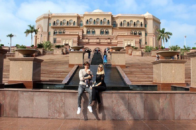 Bên cạnh đó, Emirates Palace còn sở hữu 140 thang máy, phục vụ nhu cầu đi lại thường xuyên của du khách. Sự giàu có còn thể hiện ở khu hòa nhạc ngoài trời với sức chứa lên đến 20.000 người.
