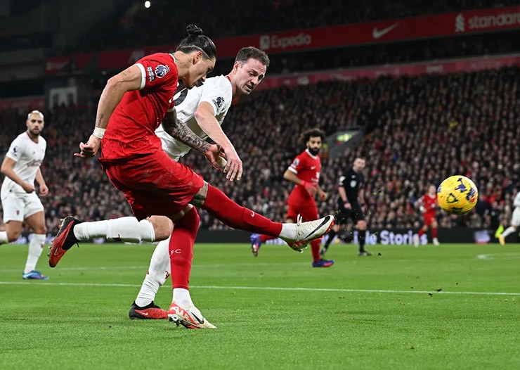 Evans cũng khiến hàng công Liverpool bế tắc