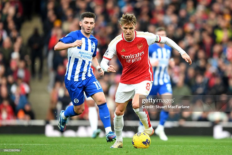 Arsenal (áo đỏ) giành chiến thắng quan trọng trước Brighton