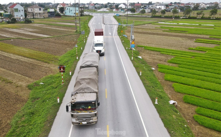 Công trình được thiết kế theo tiêu chuẩn đường cấp III đồng bằng với bề rộng nền đường 12 m, bề rộng mặt đường 7 m, bề rộng làn xe thô sơ (gia cố lề) 4 m và lề đường đất 1, tốc độ tối đa 80km/h. Là tuyến đường đẹp, thuận lợi nên các phương tiện trọng tải lớn qua lại trên tuyến khá dày đặc.