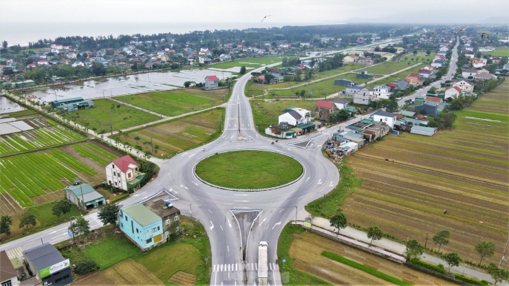 Nút giao qua huyện Nghi Xuân có tuyến đường trung tâm, lưu lượng phương tiện lớn được thiết kế thành các vòng xoay để đảm bảo an toàn cho người tham gia giao thông.