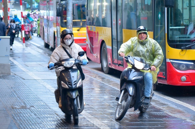 Một số phương tiện leo lên vỉa hè hòng "thoát tắc".