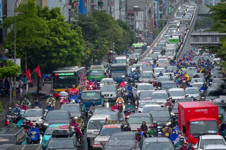 Dòng xe nối dài trong giờ cao điểm sáng.