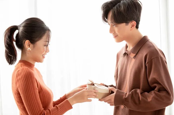 Hai ngày lễ tình nhân: Ngoài ngày Valentine 14/2 đã quá quen thuộc, người Nhật Bản lại kỷ niệm sự lãng mạn một tháng sau đó vào Ngày lễ tình nhân trắng&nbsp;14/3. Theo nguyên tắc chung, phụ nữ sẽ tặng chocolate vào ngày 14/2 trong khi đàn ông sẽ đáp lễ vào ngày Valentine Trắng. Ngoài người đặc biệt của bạn, chocolate cũng thường được trao cho đồng nghiệp và bạn bè, được gọi là “giri choco”, nghĩa đen là “chocolate&nbsp;nghĩa vụ”.
