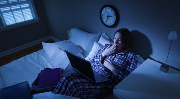 Người thường xuyên thức khuya có dấu hiệu này thì cần ngừng lại ngay kẻo đột tử - 1