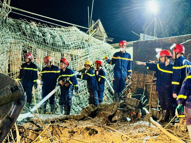 Lực lượng cứu nạn, cứu hộ vừa tiến hành phun nước ngăn chặn bê-tông đông đặc, vừa huy động máy cẩu, sử dụng máy cắt tháo dỡ các phần sắt thép phía trên để tìm kiếm nạn nhân