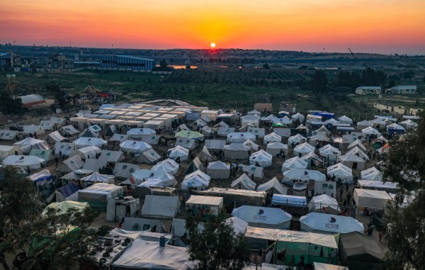 Hàng ngàn người Palestine mất nhà cửa, phải sinh hoạt thiếu thốn dưới những túp lều tạm do quốc tế thiết lập gần biên giới Ai Cập. Ảnh: New York Times