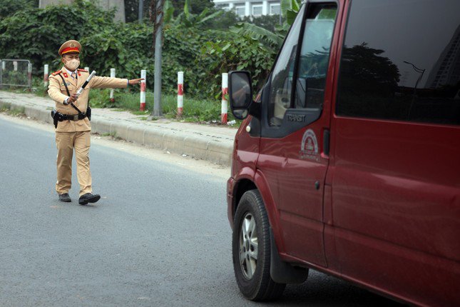 Ngày đầu ra quân, CSGT Hà Nội xử phạt nhiều tài xế xe khách, xe chở hàng vi phạm - 3