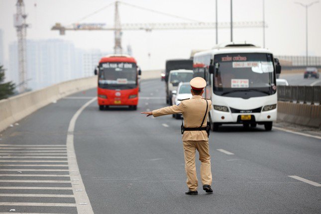 Ngày đầu ra quân, CSGT Hà Nội xử phạt nhiều tài xế xe khách, xe chở hàng vi phạm - 1